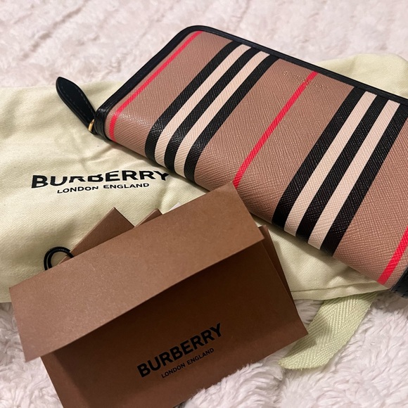 Burberry zip wallet - Picture 1 of 8